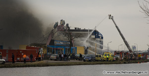 Foto Zeer grote brand in de koopjeshal aan de Zwanenburgerdijk
