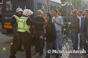 Foto Voetbal supporters opgepakt in Amsterdam rondom de Dam