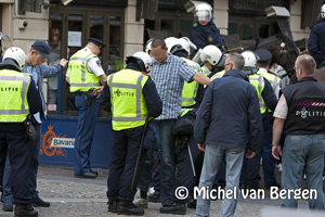 Foto Voetbal supporters opgepakt in Amsterdam rondom de Dam