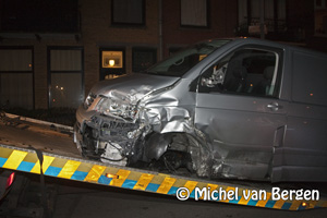 Foto Automobilist richt ravage aan op Raamsingel in Haarlem