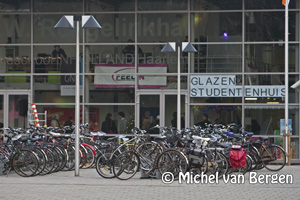 Foto Studenten 31 uur zonder eten in eigen glazen huis INHolland Haarlem