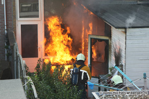 Foto's Felle uitslaande brand in Borneostraat Haarlem