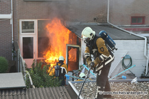 Foto's Felle uitslaande brand in Borneostraat Haarlem