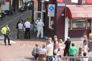 Foto's Man vermoord in woning aan Jacobijnestraat Haarlem